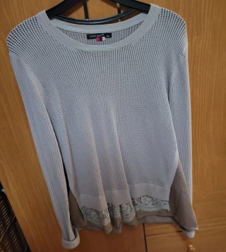 Jersey punto calado con encaje color topo.