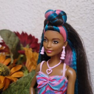 Muñeca Barbie con vestido rosa y azul
