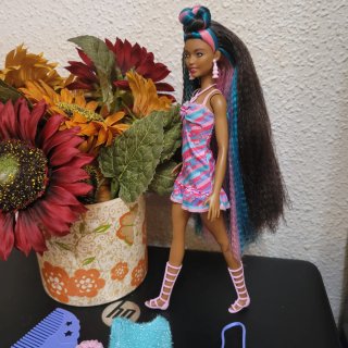 Muñeca Barbie con vestido rosa y azul