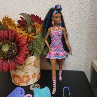Muñeca Barbie con vestido rosa y azul