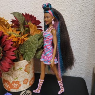 Muñeca Barbie con vestido rosa y azul