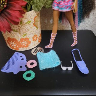 Muñeca Barbie con vestido rosa y azul