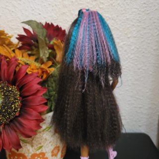 Muñeca Barbie con vestido rosa y azul