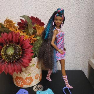 Muñeca Barbie con vestido rosa y azul