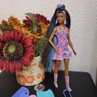 Muñeca Barbie con vestido rosa y azul