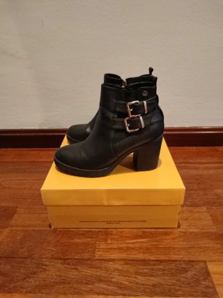 Botines negros con hebillas