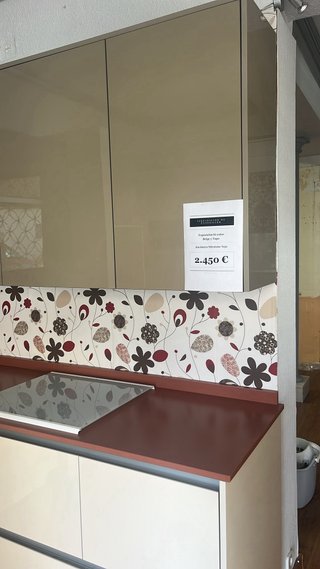 Cocina exposición beige y marrón