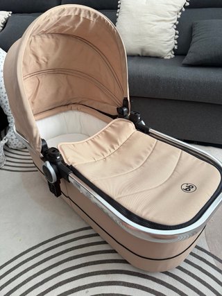 Carrito de bebé y capazo color beige