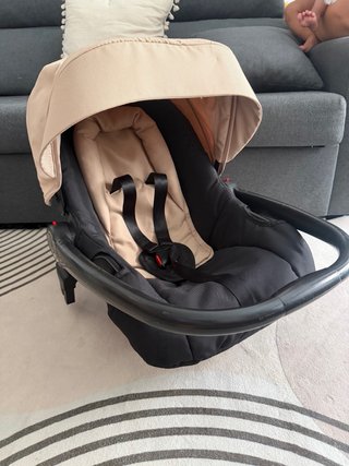 Carrito de bebé y capazo color beige