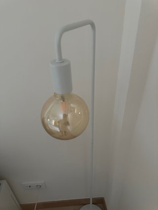 Lámpara de pie blanca