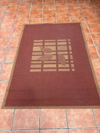 Alfombra de tela marrón y roja de fibra de coco