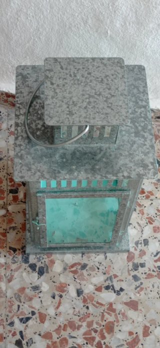 Farol de metal plateado con detalles turquesa