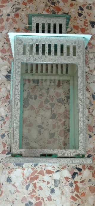 Farol de metal plateado con detalles turquesa