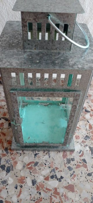 Farol de metal plateado con detalles turquesa