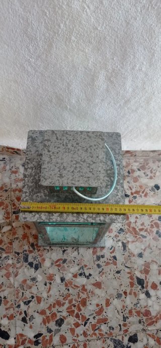 Farol de metal plateado con detalles turquesa