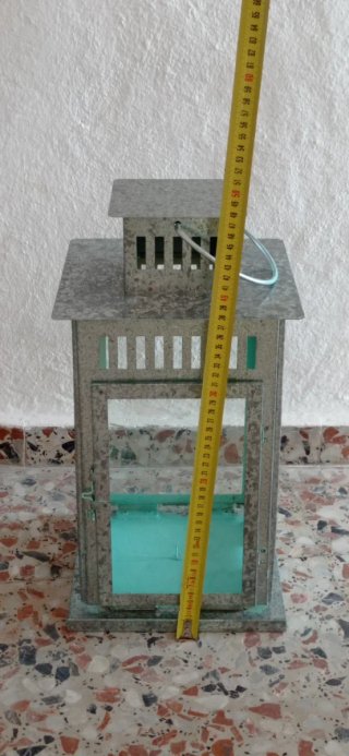 Farol de metal plateado con detalles turquesa