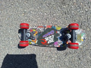 Skate mini Rip Curl con ruedas rojas cola cao