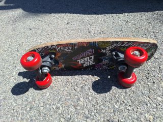 Skate mini Rip Curl con ruedas rojas cola cao