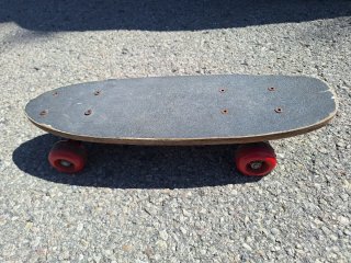 Skate mini Rip Curl con ruedas rojas cola cao