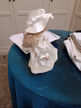 Muñeca  con vestido blanco