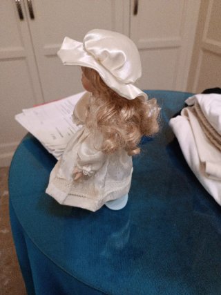 Muñeca  con vestido blanco