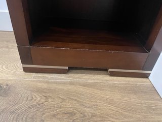 Estantería de madera marrón