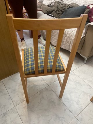 Sillas de madera con tapizado a cuadros