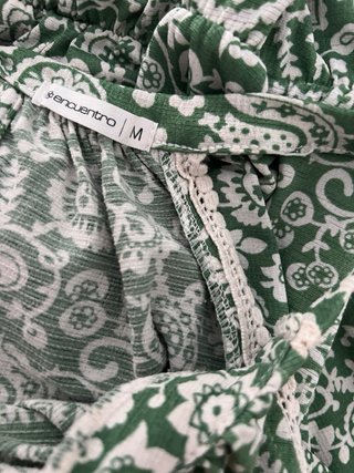 Vestido verde de tirantes y estampado floral