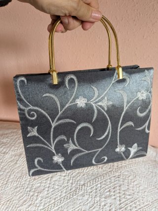 Bolso de fiesta gris con bordado floral