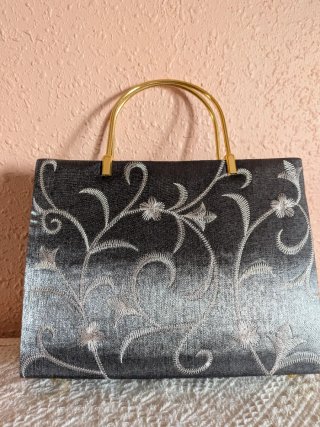 Bolso de fiesta gris con bordado floral