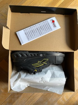 Zapatos de trabajo U-Power negros y amarillos 2026