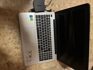 Ordenador portátil ASUS plateado