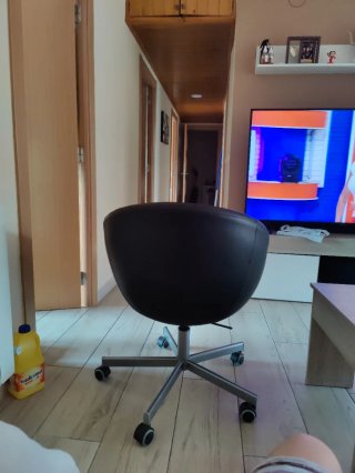 Sillón de escritorio negro y plateado