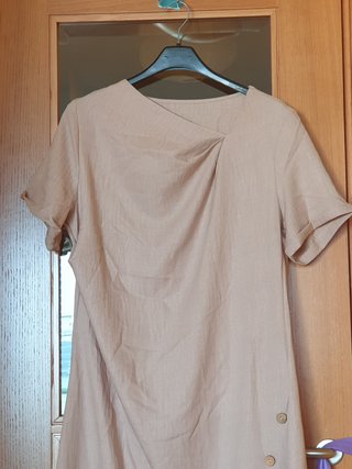 Vestido beige con botones
