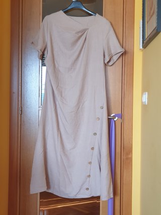 Vestido beige con botones