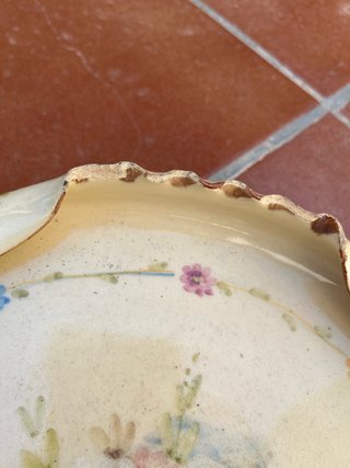Fuente o frutero de cerámica con flores