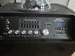 Altavoz TARSAM con luz de fiesta y control remoto.