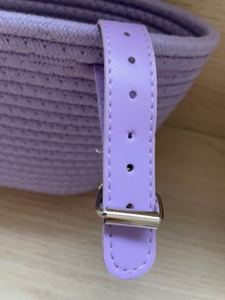 Cesta morada para bicicleta con flor