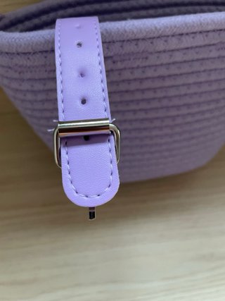 Cesta morada para bicicleta con flor