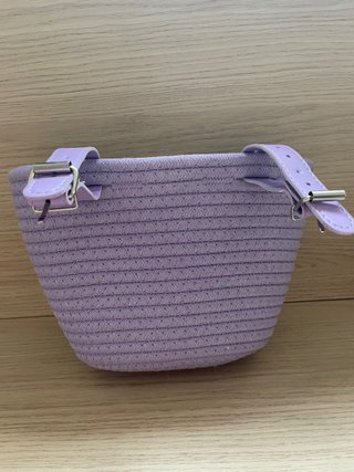 Cesta morada para bicicleta con flor