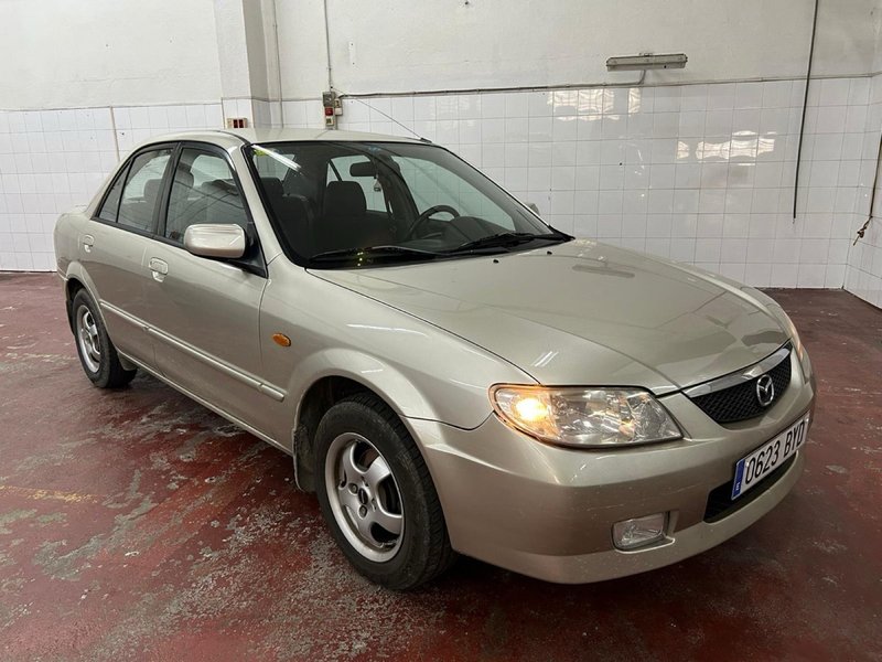 Mazda 323 2002 - foto 1