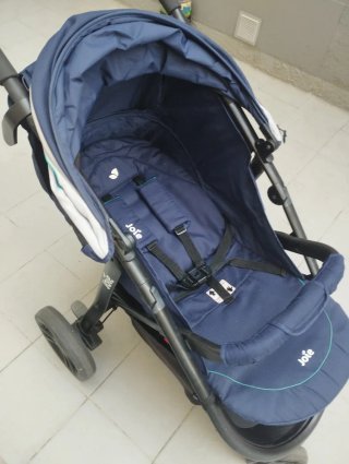 Carro de bebé Joie con plástico de lluvia