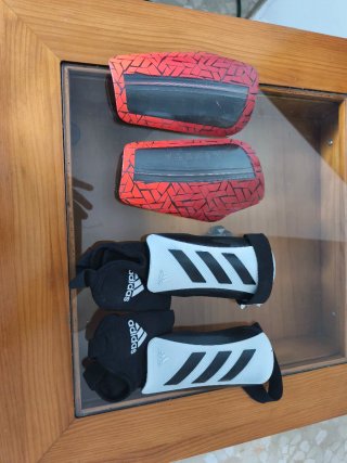 Espinilleras Fútbol Niño Adidas y Kipsta.