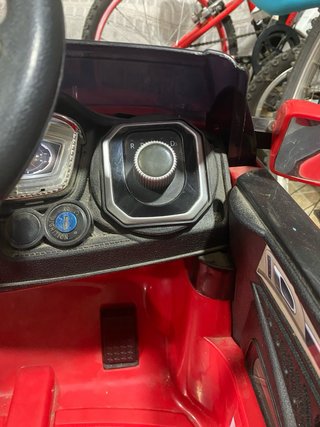 Coche eléctrico infantil a batería rojo