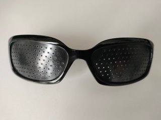 Gafas estenopeicas negras
