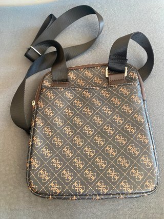 Bolso bandolera Guess estampado