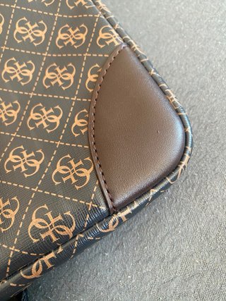 Bolso bandolera Guess estampado