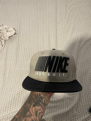Gorra Nike Just Do It Beige y Negra