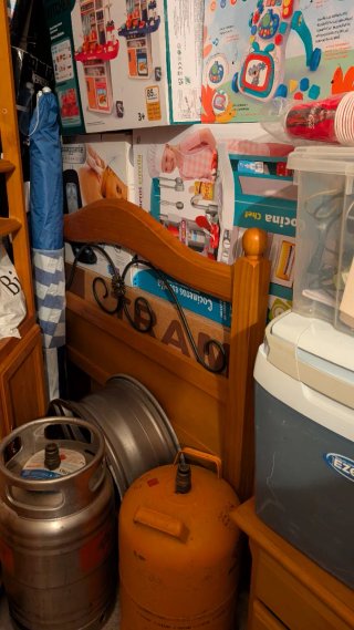 Muebles de pino: Estantería, mesita y cabecero