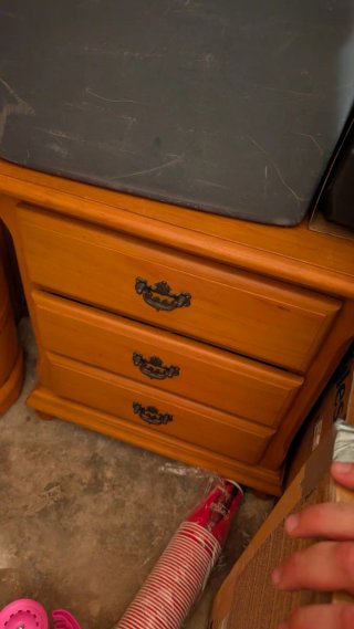 Muebles de pino: Estantería, mesita y cabecero